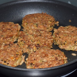 Vegi-Burger mit Beluga Linsen und Cornflakes-Kruste
